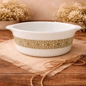 Pyrex Verde Green Cinderella Mixing/Casserole Bowl 474-B #29‎